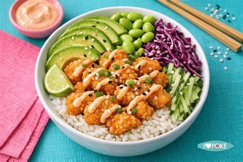 Schéma d’assemblage du poke bowl: riz, garnitures, poulet et sauce