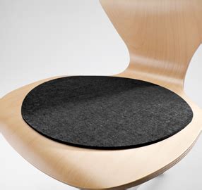 galette de chaise en feutre dans un salon moderne