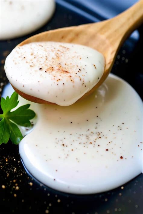 Préparation d'une sauce blanche crémeuse à la casserole