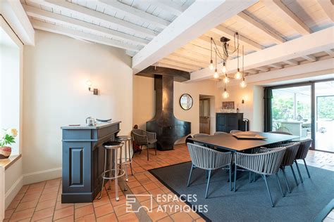 Une ferme pittoresque, évoquant le décor d'une nouvelle