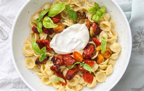 Basilic frais et tomates séchées