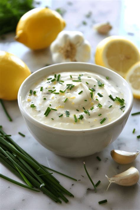 Bol de sauce crémeuse à la ciboulette