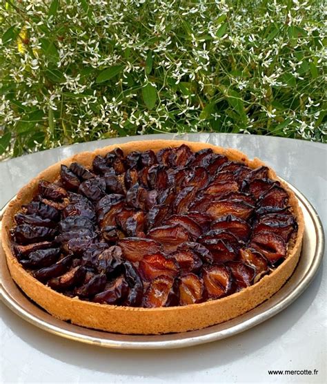 Disposition artistique de quetsches sur une tarte