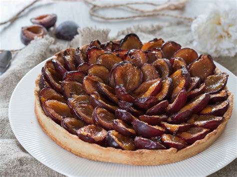 Tarte aux quetsches terminée et appétissante