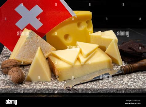 Assortiment de fromages suisses coupés en dés