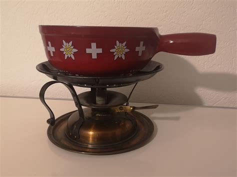 Caquelon à fondue fumant sur un réchaud