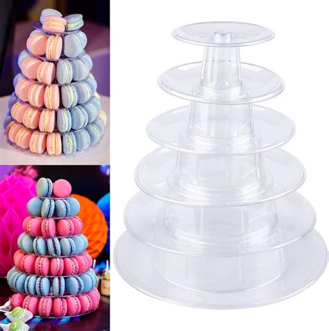 Présentoir en polystyrène en forme de pyramide avec des macarons