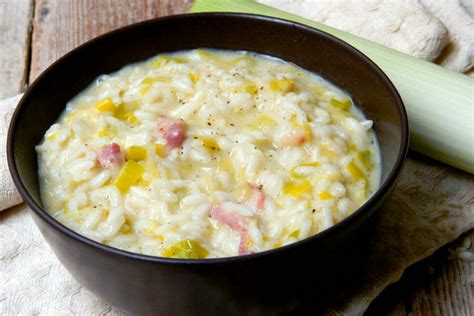 Préparation d'un risotto poireaux lardons