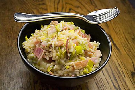 Assiette de risotto poireaux lardons servie