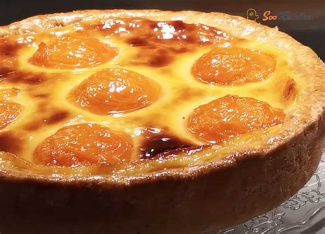 Flan aux abricots secs dans un plat de service