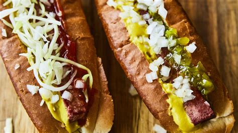 Un hot-dog garni de diverses garnitures