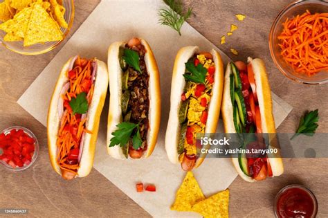 Différentes garnitures pour un hot-dog