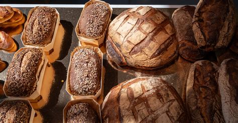 Sélection de pains artisanaux variés