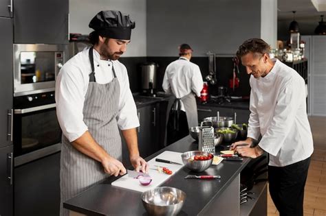 Chefs cuisinant ensemble dans une cuisine professionnelle