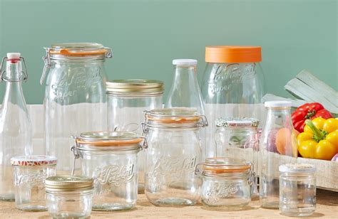 Bocaux en verre de différentes tailles avec des aliments variés