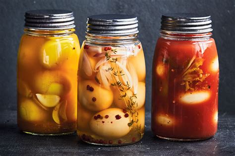 Ingrédients pour les œufs durs marinés disposés à côté d'un bocal en verre