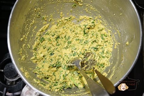 Ingrédients frais pour pakoras : épinards, ail, gingembre, oignon