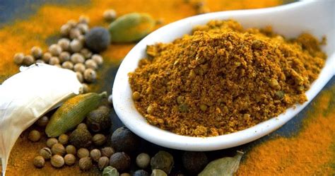 Mélange d'épices indiennes : curcuma, curry, cumin