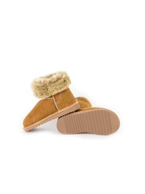 Infographie: Matériaux et couches des boots fourrées (peau de mouton double face, laine, fourrure synthétique, semelles)