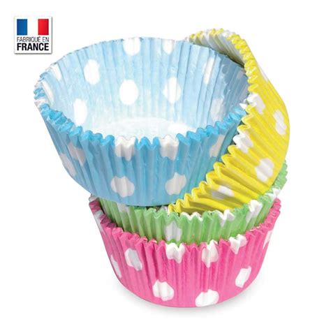 Caissettes à muffins argentées sur un plateau de présentation