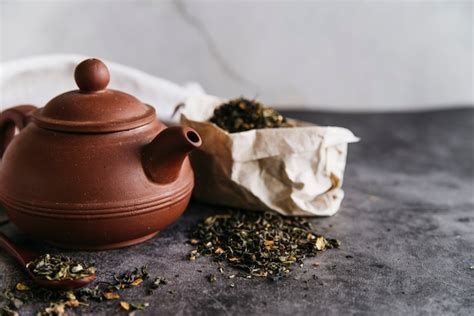Théière en terre cuite avec des feuilles de Pu-erh