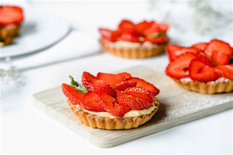 Tartelettes garnies de crème et de fraises