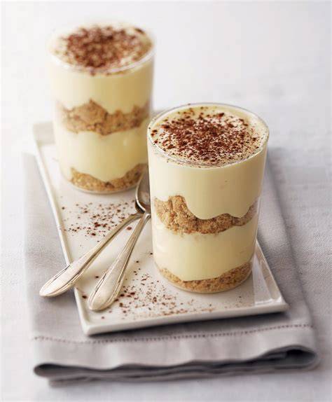 Illustration de verrines tiramisu en bocal montrant des couches visibles et l’éclat des couleurs