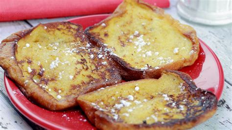 Pain perdu doré dans une poêle