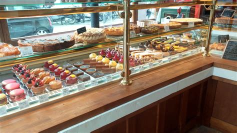 Vitrine de pâtisserie avec divers gâteaux et tartes