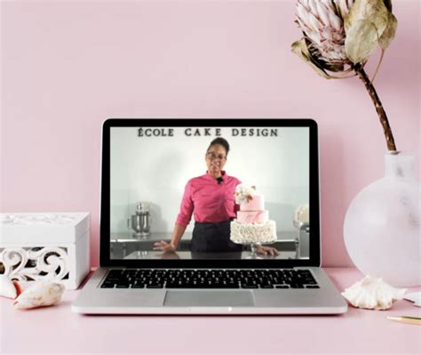 Claire, la pâtissière, souriant devant une création de cake design