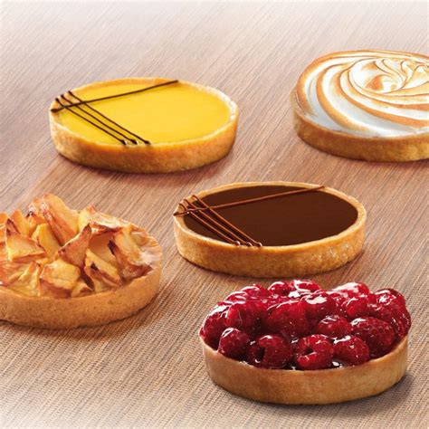 Un assortiment de tartes individuelles colorées