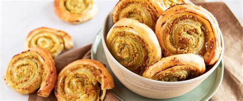 Rondelles de pâte feuilletée au pesto sur une plaque de cuisson