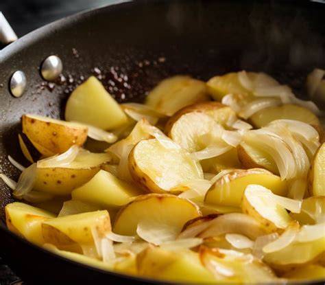 ,image: pommes de terre dorées et oignons caramélisés dans une grande poêle