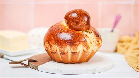 Vue aérienne d'une brioche coupée révélant sa mie