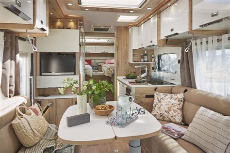 Intérieur d'un camping-car avec une cuisine aménagée