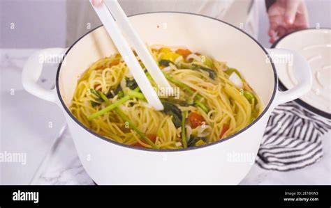Schéma étape par étape de la cuisson dans une seule casserole