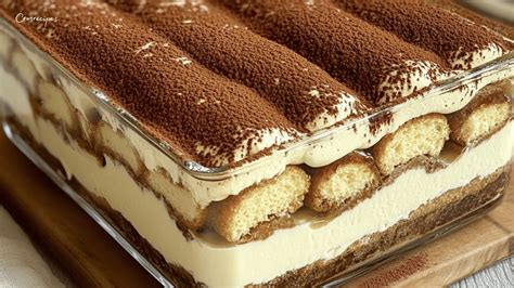 Image rapprochée de boulettes de tiramisu roulées dans le cacao