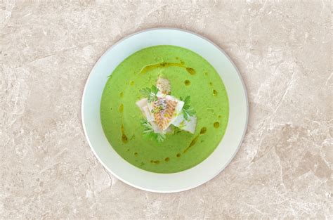 Un plat de poisson avec une purée verte