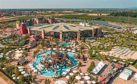 Vue panoramique des hôtels thématiques et de Rulantica à Europa-Park