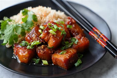 Porc au caramel dans un bol