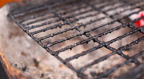 Gros plan sur la texture d'une grille de barbecue chromée