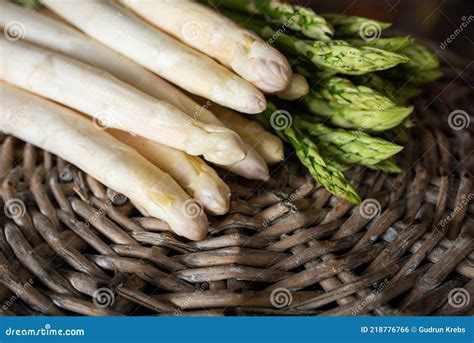 Assortiment d'asperges fraîches vertes et blanches