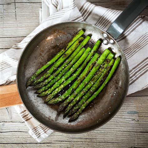 Asperges vertes poêlées garnies de noix concassées et de fromage de chèvre