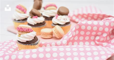 Assortiment de gâteaux, macarons, bonbons et cupcakes