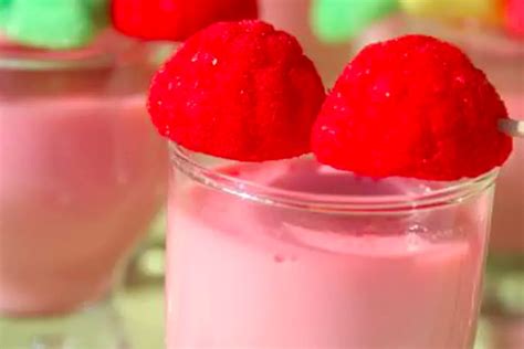 Verrines colorées avec des bonbons Tagada