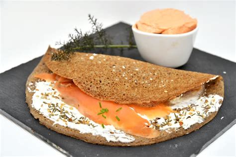 Lamelles de saumon fumé sur une galette