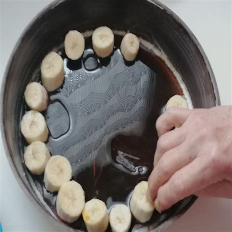 Rondelles de banane disposées dans un moule à gâteau
