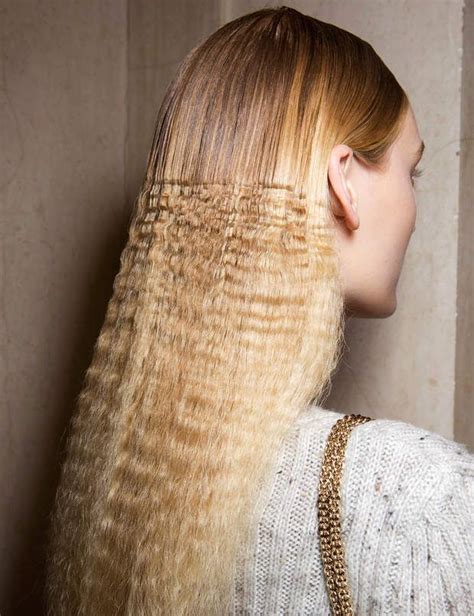 Exemple de coiffure avec des cheveux gaufrés