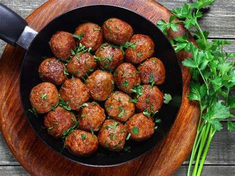 Une assiette de boulettes de viande au fromage servies avec une sauce tomate