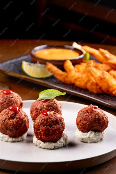 Gros plan sur des boulettes de viande panées avec du panko croustillant